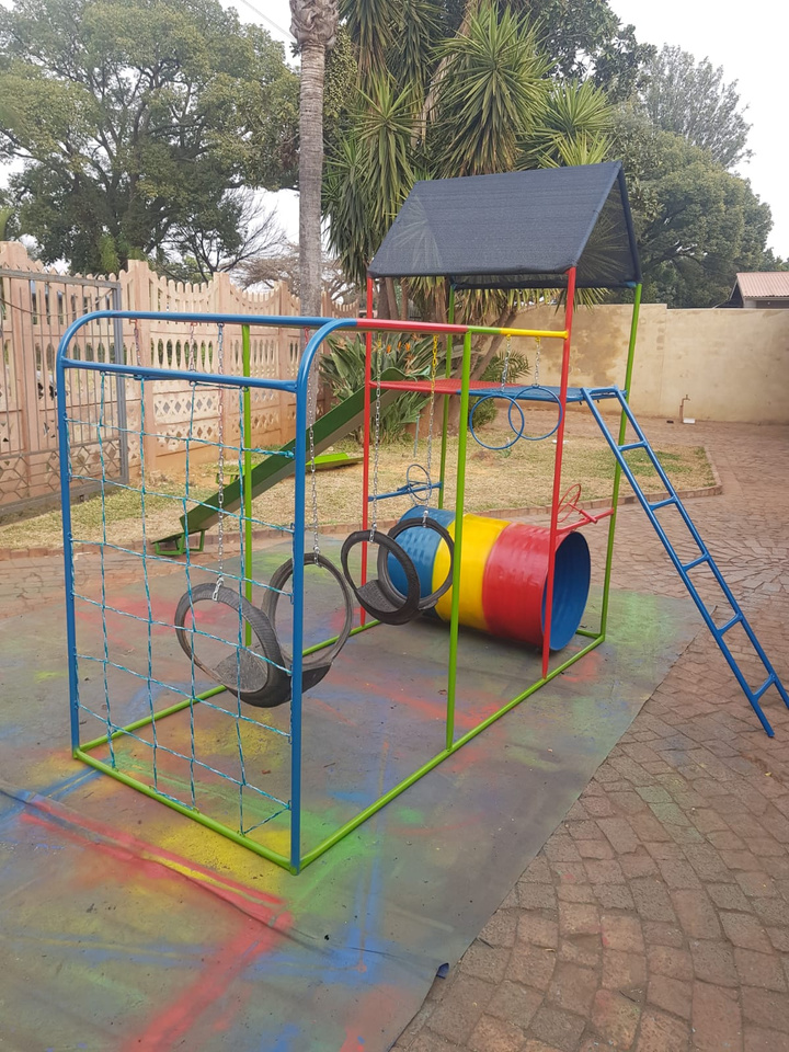 Jungle Gym Creations build code 007 — 2.2m H × 2.3m L × 1.0m W
